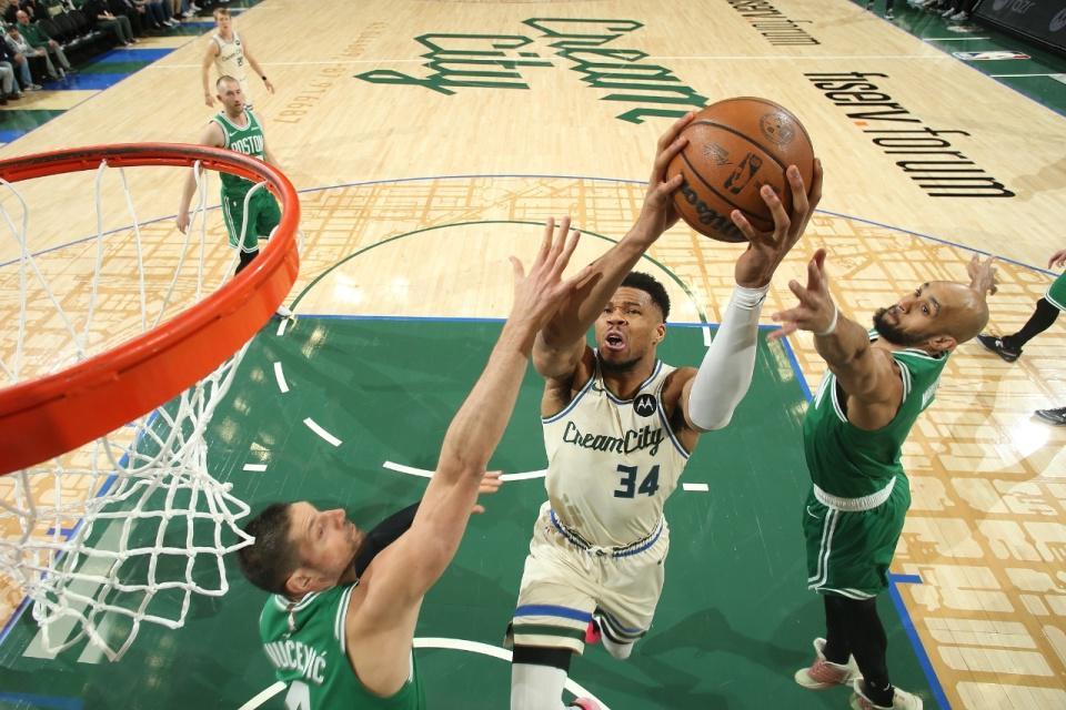 世界杯手机直播软件安装-字母哥复出19+11！绿军大胜雄鹿巩固东部第二 普里查德25+9